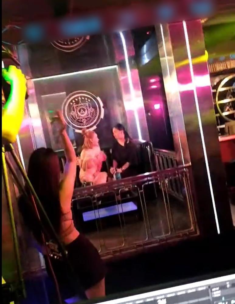 Hương Vị Tình Thân: Bà Xuân lên bar, phen này Thiên Nga giãy chết-4