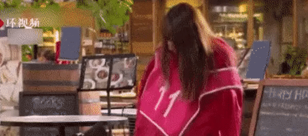 Show thực tế bị ném đá khi bắt cởi nội y, cưỡng hôn trên truyền hình-1