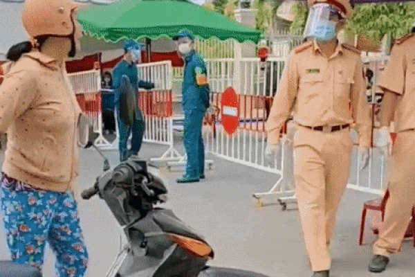 Đạp xe bị công an giữ lại, cậu bé thật thà: Mẹ dặn con phải chạy-1