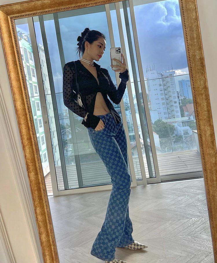 Diện mốt áo cài 1 cúc: Chi Pu lộ nội y - Bella Hadid phô điểm nhạy cảm-1