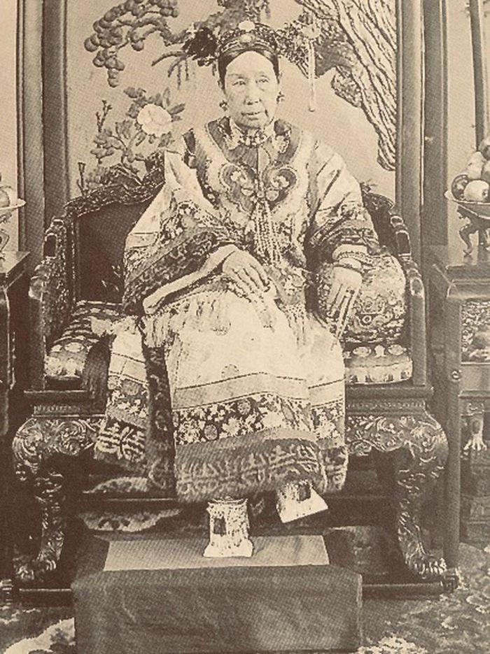 Từ Hi Thái Hậu có khuyết điểm xấu hổ gì mà phải mang giày hoa bồn?-4