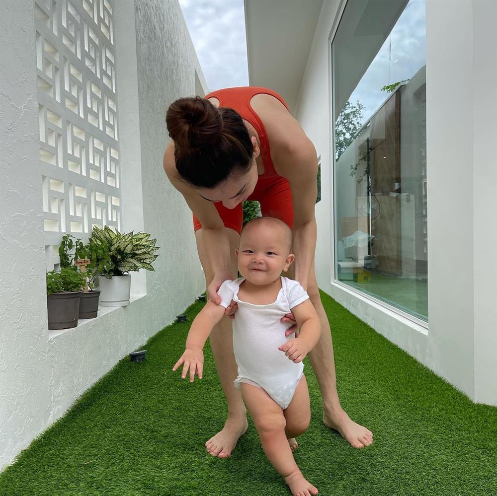 Lý do cặp sinh đôi nhà Hồ Ngọc Hà ngày càng lệch size nhau-1