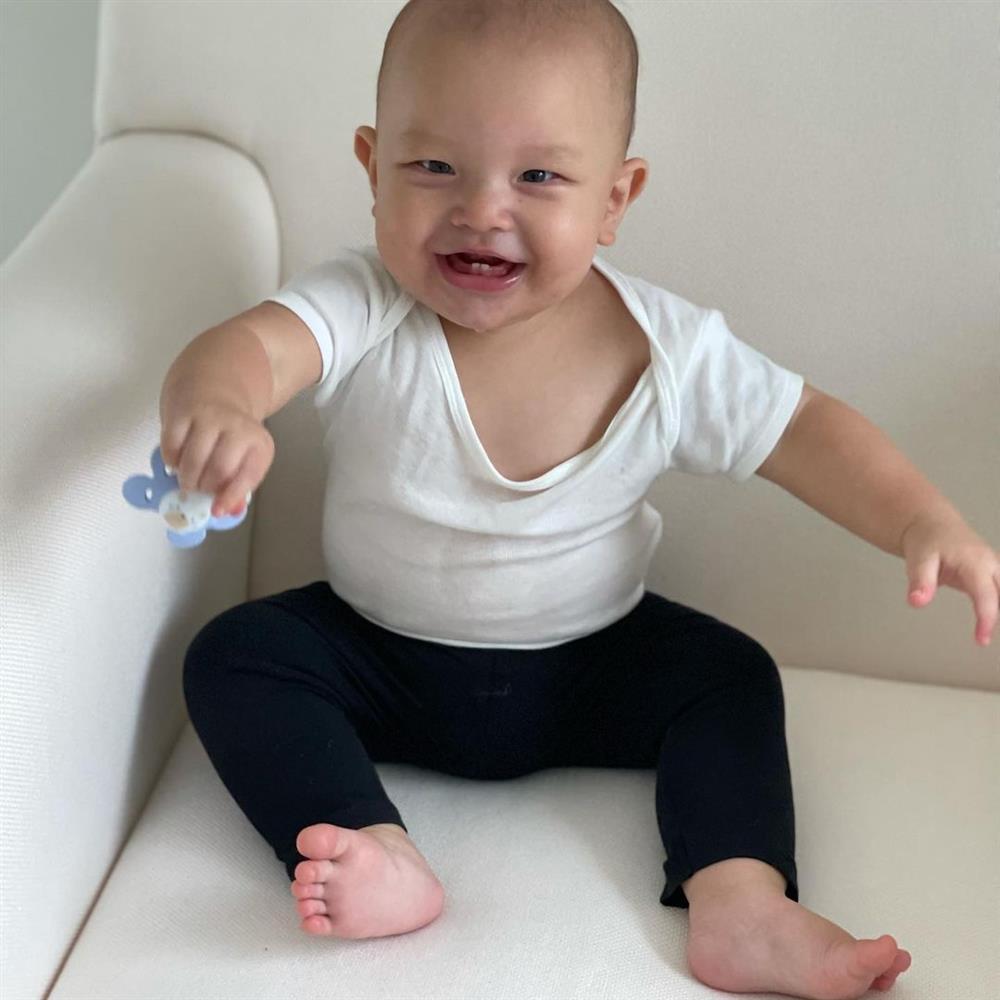 Lý do cặp sinh đôi nhà Hồ Ngọc Hà ngày càng lệch size nhau-8