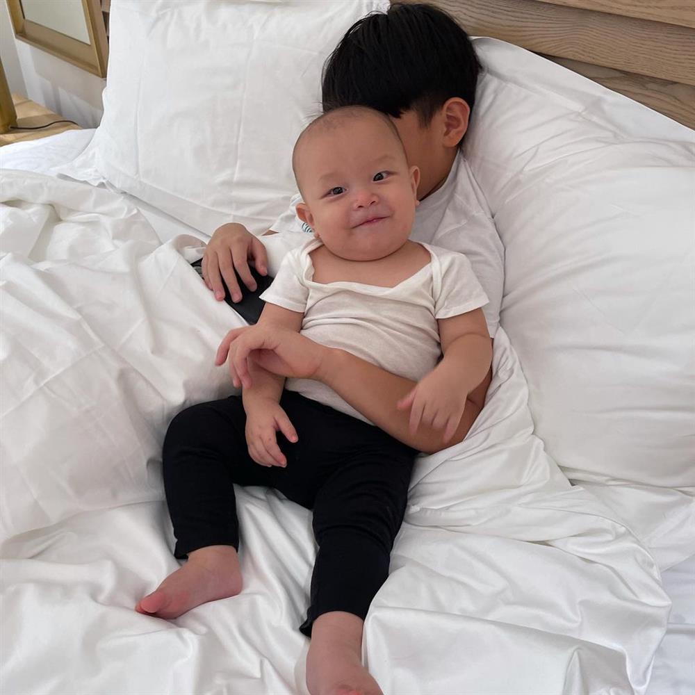 Lý do cặp sinh đôi nhà Hồ Ngọc Hà ngày càng lệch size nhau-10