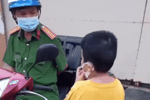 Bố trốn trước vì không đeo khẩu trang, bỏ mặc con ở lại lạy chú-1