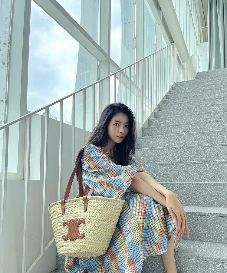 Jessica, HyunA mê mệt mẫu túi xách siêu to khổng lồ-7