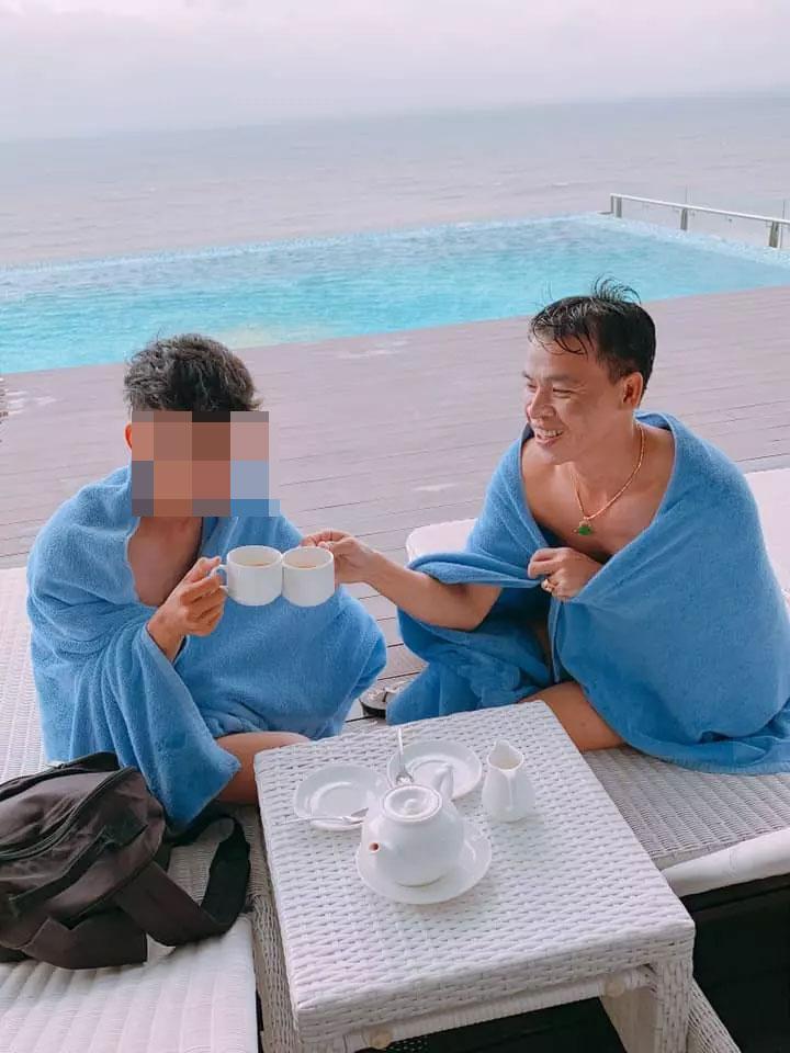 Tranh cãi gay gắt cặp đồng tính nam hơn nhau 21 tuổi công khai quan hệ yêu đương-4