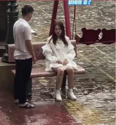 Cô gái dầm mưa ngồi giữa sân, người yêu có hành động ngoài sức tưởng tượng-1