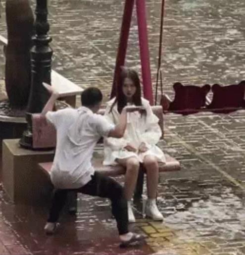 Cô gái dầm mưa ngồi giữa sân, người yêu có hành động ngoài sức tưởng tượng-2