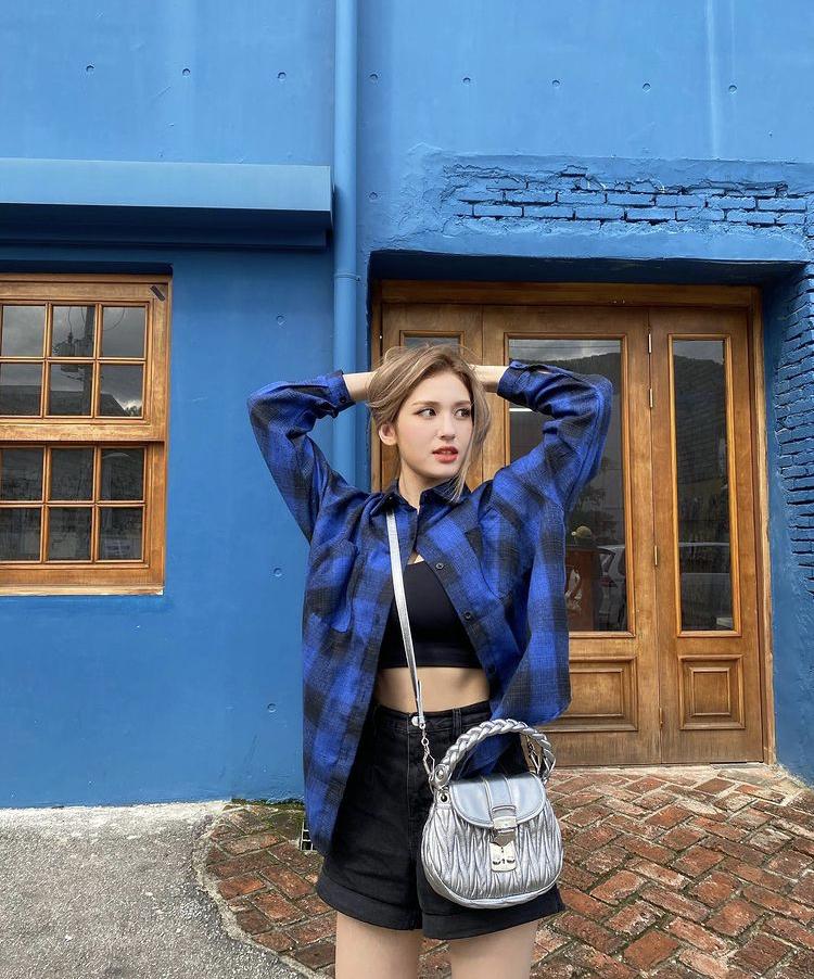 ‘Xỉu ngang’ những lần bông hồng lai Somi vén áo khoe cơ bụng-3