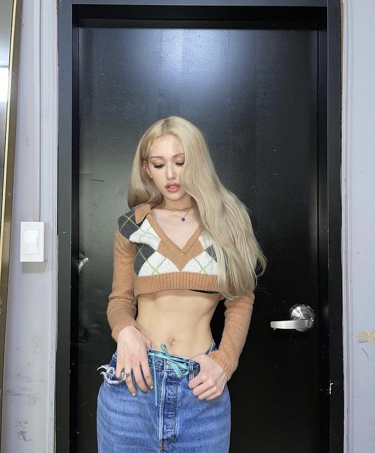 ‘Xỉu ngang’ những lần bông hồng lai Somi vén áo khoe cơ bụng-1