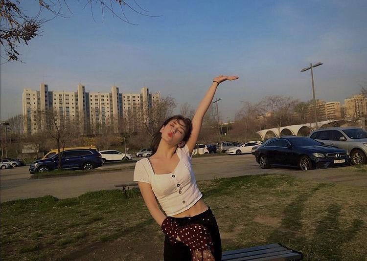 ‘Xỉu ngang’ những lần bông hồng lai Somi vén áo khoe cơ bụng-6