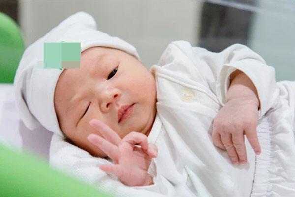 Bé gái sơ sinh bị ném vào thùng rác, hơn 20 năm sau thay đổi ngoạn mục-3