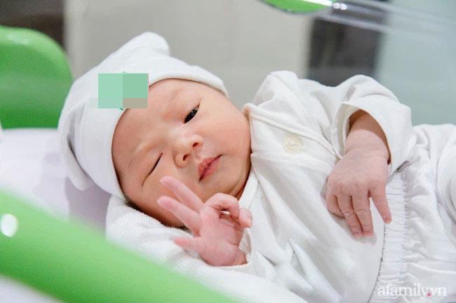 Bé sơ sinh vừa chào đời đã biểu cảm cực hài gây bão mạng-1