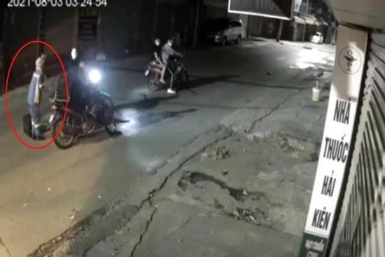 Nữ công nhân thu gom rác bị 4 thanh niên cướp xe máy trong đêm