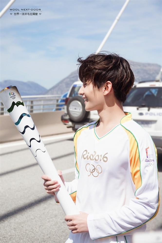 Bộ ảnh rước đuốc Olympic của Dương Dương bỗng dưng hot trở lại-6