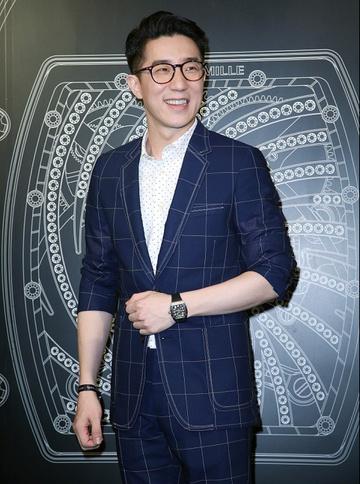 Con trai Thành Long hết đường trở lại showbiz-1