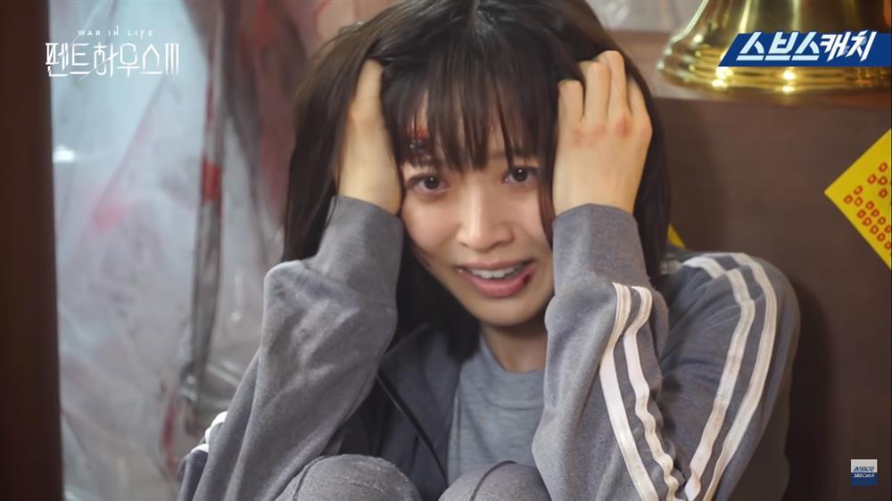 Hậu trường Penthouse 3 tập 8: Han Ji Hyun được khen khi hóa điên xuất thần-4