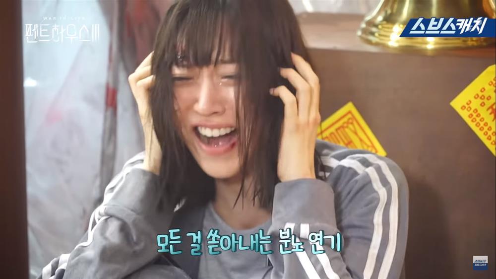 Hậu trường Penthouse 3 tập 8: Han Ji Hyun được khen khi hóa điên xuất thần-3