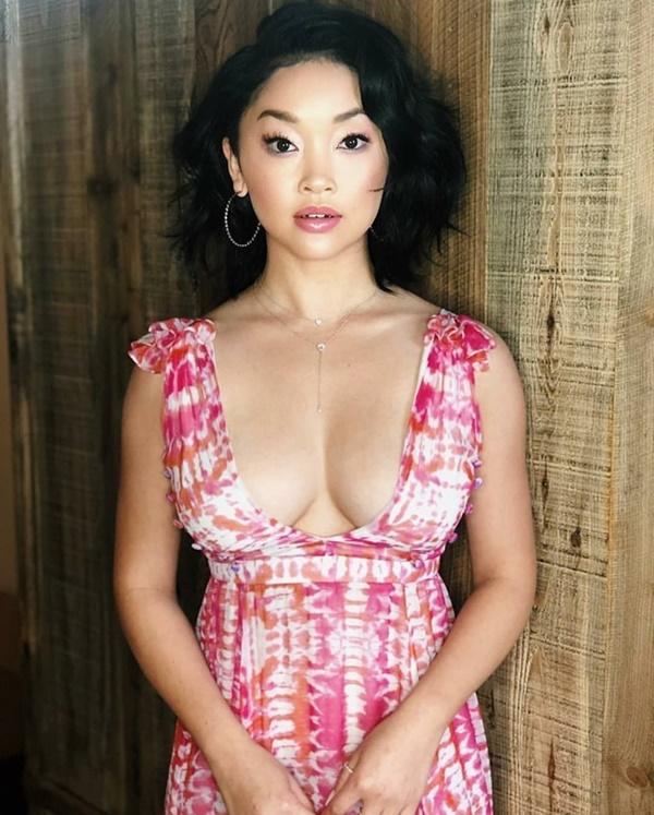 Lana Condor (Trần Đồng Lan) sinh năm 1997, xuất thân từ một trại trẻ mồ côi ở Cần Thơ nổi tiếng từ năm 2016 khi đảm nhận một vai phụ trong X-Men: Apocalypse. Bộ phim bom tấn của Hollywood có kinh phí gần 250 triệu USD.