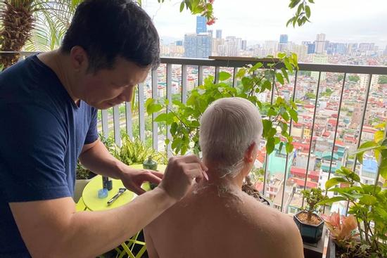 Bà xã Á hậu hé lộ mối quan hệ giữa 'Shark' Hưng với bố vợ