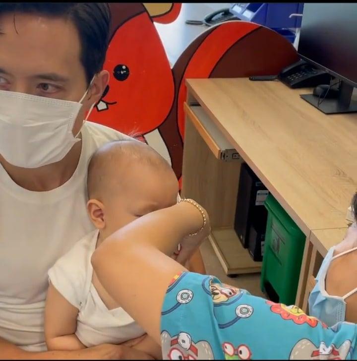 Hồ Ngọc Hà đưa 2 nhóc đi tiêm phòng: Chị cười - em khóc-2