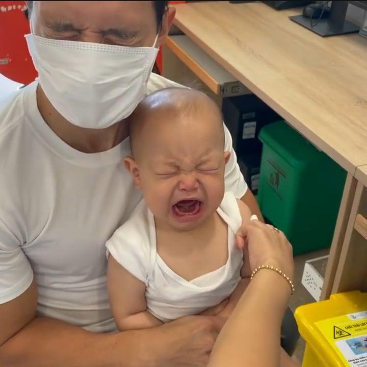 Hồ Ngọc Hà đưa 2 nhóc đi tiêm phòng: Chị cười - em khóc-1