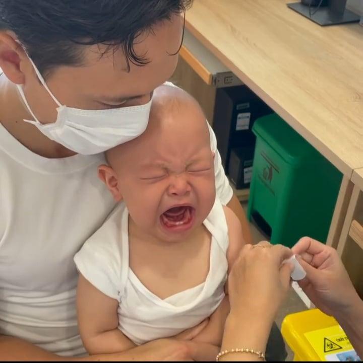 Hồ Ngọc Hà đưa 2 nhóc đi tiêm phòng: Chị cười - em khóc-3