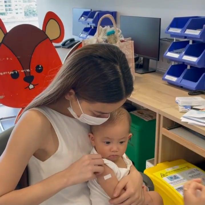 Hồ Ngọc Hà đưa 2 nhóc đi tiêm phòng: Chị cười - em khóc-6