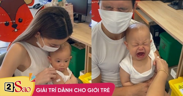 Biểu cảm đối lập của cặp song sinh nhà Hồ Ngọc Hà khi tiêm phòng