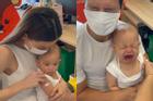 Hồ Ngọc Hà đưa 2 nhóc đi tiêm phòng: Chị cười - em khóc