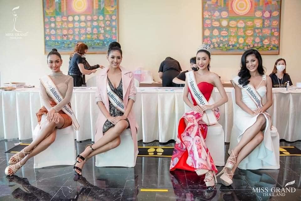 Dáng ngồi chuẩn của Mai Phương Thúy nhận điểm 10 thanh lịch-8