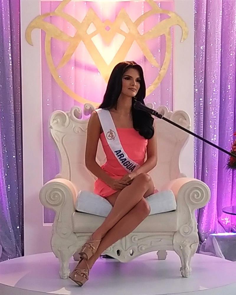 Dáng ngồi chuẩn của Mai Phương Thúy nhận điểm 10 thanh lịch-12