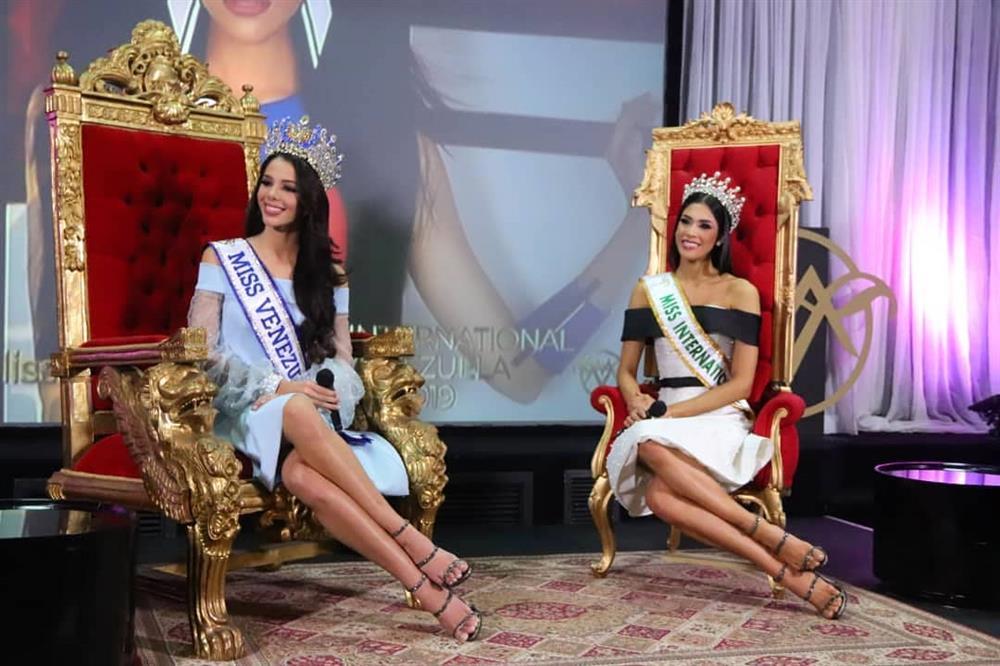 Dáng ngồi chuẩn của Mai Phương Thúy nhận điểm 10 thanh lịch-13