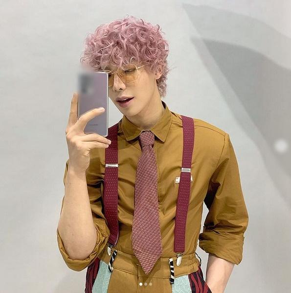 Không nhận ra Erik mặt hoa da phấn, chu môi nữ tính quá chừng!-2