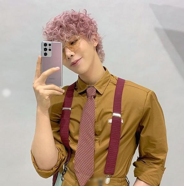 Không nhận ra Erik mặt hoa da phấn, chu môi nữ tính quá chừng!-3