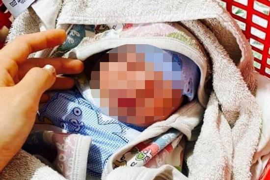 Bé sơ sinh bị bỏ rơi trước nhà dân kèm bức thư người mẹ nhắn gửi