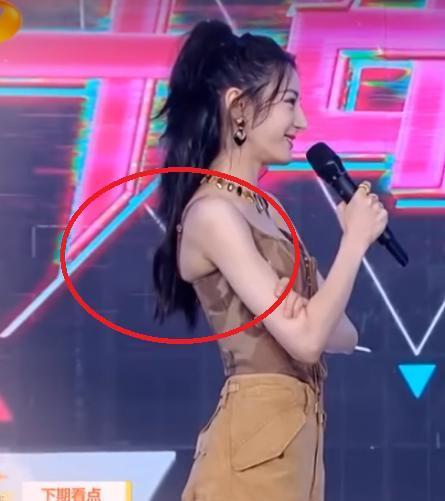 Địch Lệ Nhiệt Ba lòi mỡ nách trên sóng truyền hình-3