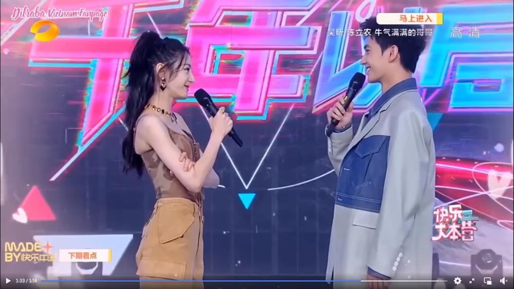 Địch Lệ Nhiệt Ba lòi mỡ nách trên sóng truyền hình-4