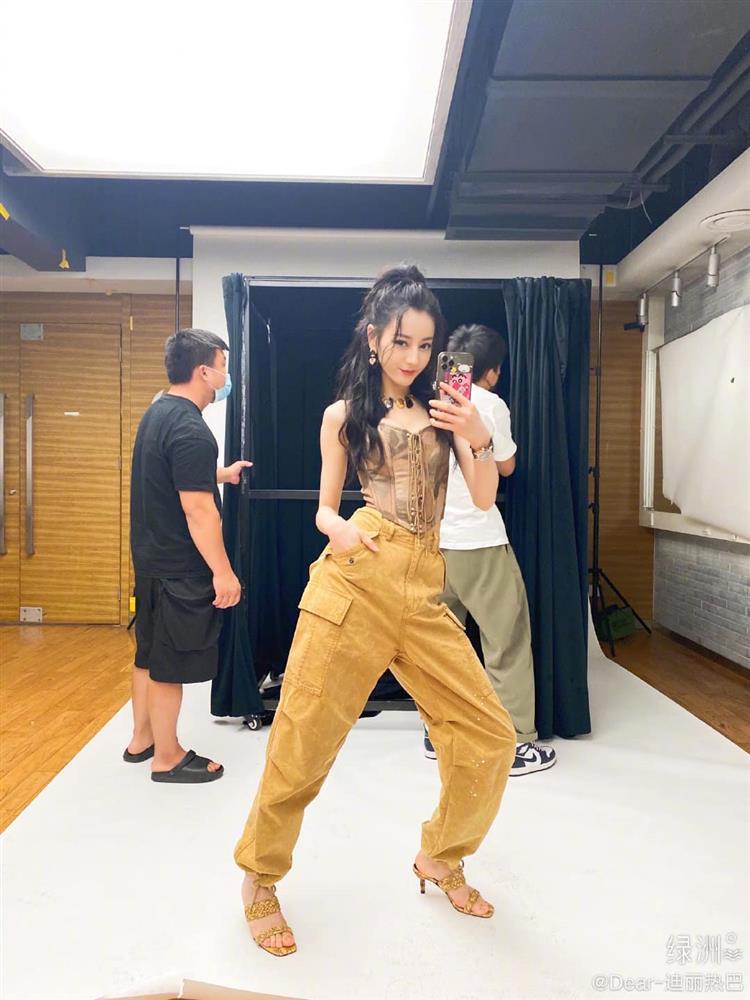 Địch Lệ Nhiệt Ba lòi mỡ nách trên sóng truyền hình-1