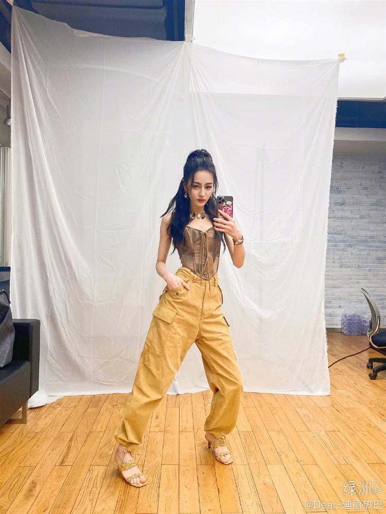 Địch Lệ Nhiệt Ba gầy báo động, rao bán cả ngực lẫn đầu gối-6