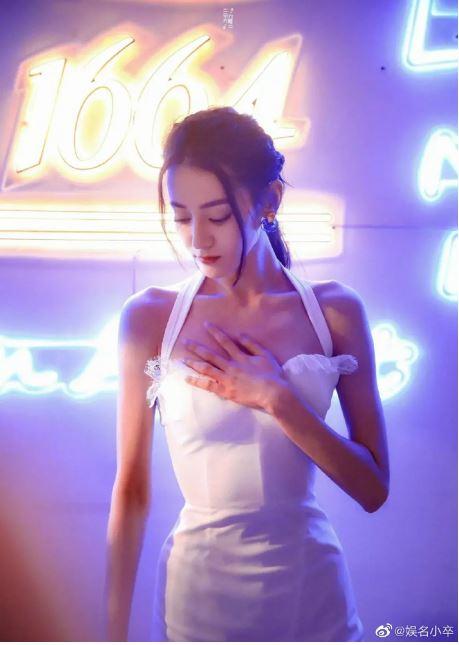 Địch Lệ Nhiệt Ba lòi mỡ nách trên sóng truyền hình-5