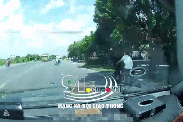Clip: Thanh niên đi xe tốc độ 'bàn thờ' đâm bay người sang đường