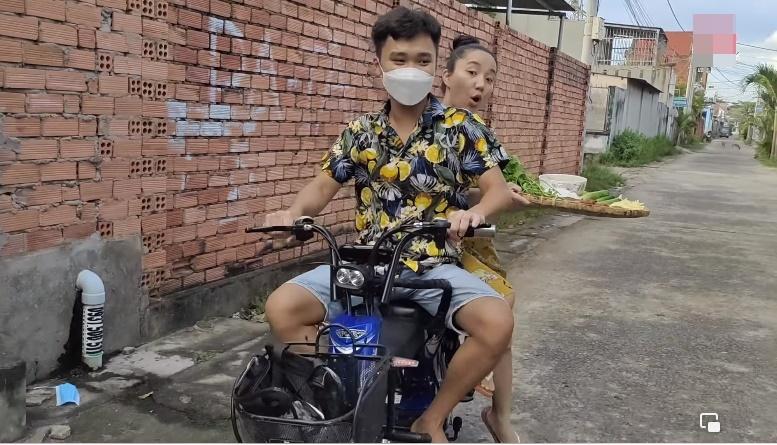 Lê Dương Bảo Lâm bị chỉ trích khi để vợ cơm bưng nước rót-1