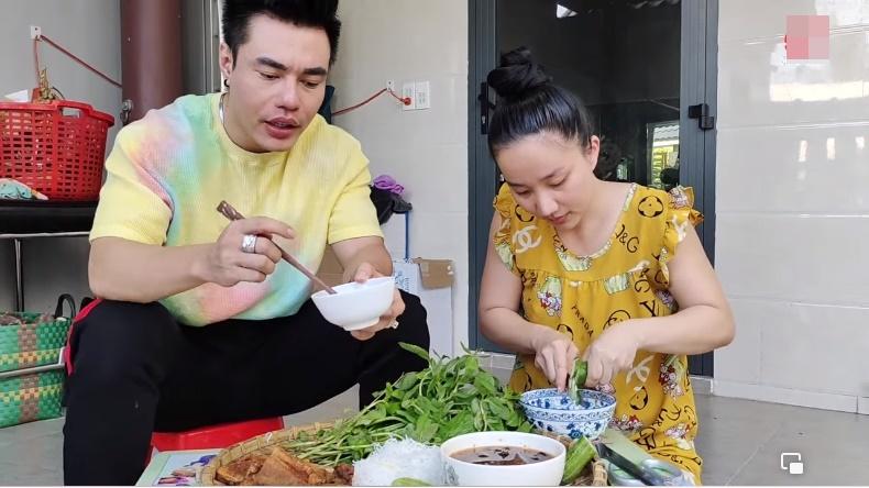 Lê Dương Bảo Lâm bị chỉ trích khi để vợ cơm bưng nước rót-2