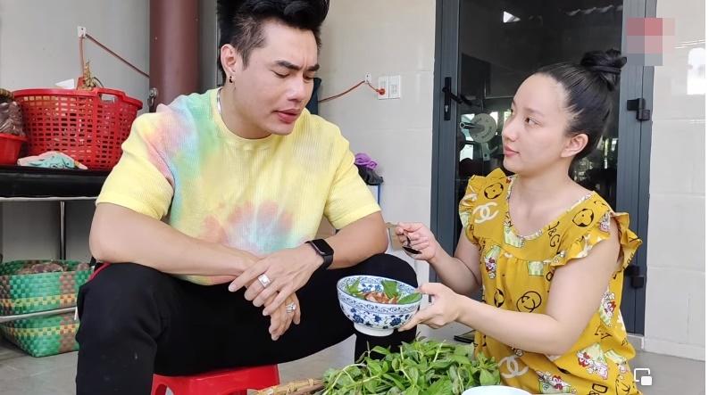 Lê Dương Bảo Lâm bị chỉ trích khi để vợ cơm bưng nước rót-3