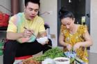 Lê Dương Bảo Lâm bị chỉ trích khi để vợ 'cơm bưng nước rót'