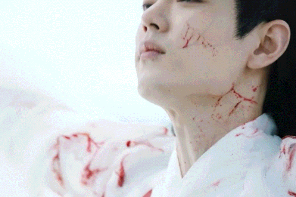 Tiêu Chiến bị đánh bầm dập, fan vẫn yêu vì visual đẹp xuất sắc