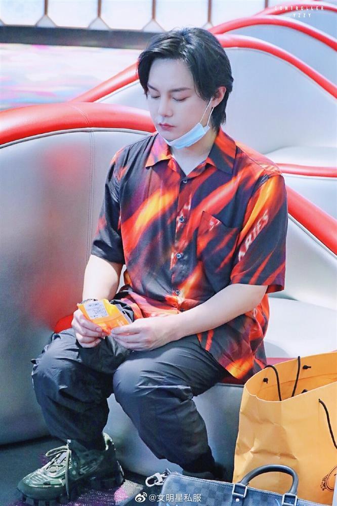 Phận nữ nhi, Địch Lệ Nhiệt Ba vẫn cân đẹp đồ unisex đụng hàng dàn nam thần-3