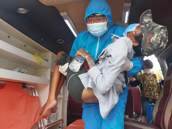 Xót xa chàng trai bán vé số đi xe lăn 7 ngày từ TP.HCM về Phú Yên-3